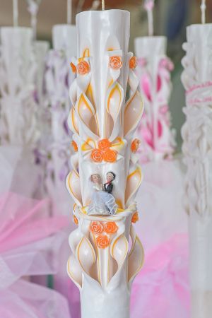 Lumanari nunta sculptate , model 5 coloane,  irizatie de culoare, cu figurina, cu trandafirasi din ceara  - portocaliu