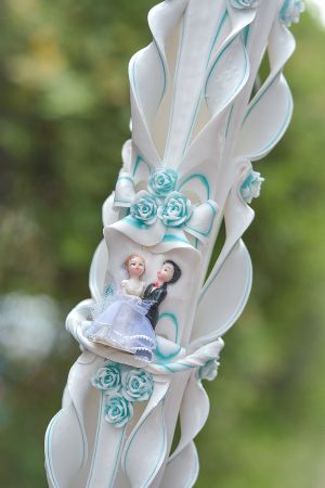 Lumanari nunta sculptate , model 5 coloane,  irizatie de culoare, cu figurina, cu trandafirasi din ceara  - turcoaz