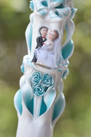 Lumanari nunta sculptate , model 5 coloane, cu miez colorat,  cu figurina miri, cu trandafirasi - turcoaz