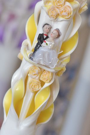 Lumanari nunta sculptate , model 5 coloane, cu miez colorat,  cu figurina miri, cu trandafirasi -  galben