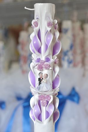 Lumanari nunta sculptate , model 5 coloane, cu miez colorat,  cu figurina miri, cu trandafirasi - lila