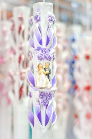 Lumanari nunta sculptate , model 5 coloane, cu miez colorat,  cu figurina miri, cu trandafirasi - lila