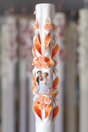 Lumanari nunta sculptate , model 5 coloane, cu miez colorat,  cu figurina miri, cu trandafirasi - portocaliu