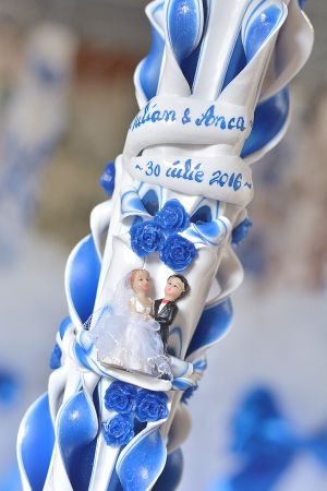Lumanari nunta sculptate , model 5 coloane, cu miez colorat,  cu figurina miri, cu trandafirasi uni - albastru