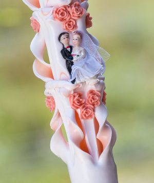 Lumanari nunta sculptate , model 5 coloane, cu miez colorat,  cu figurina miri, cu trandafirasi - corai