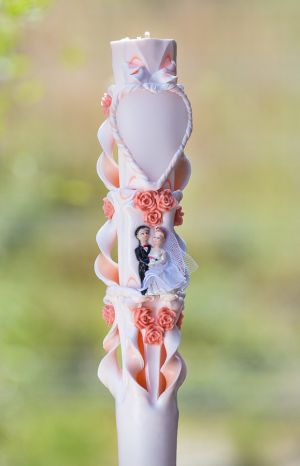 Lumanari nunta sculptate , model 5 coloane, cu miez colorat,  cu figurina miri, cu trandafirasi - corai