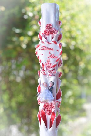 Lumanari nunta sculptate , model 5 coloane, cu miez colorat,  cu figurina miri, cu trandafirasi - rosu