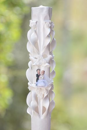 Lumanari nunta sculptate, cu figurina miri, cu trandafirasi  - alb