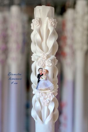 Lumanari nunta sculptate, cu figurina miri, cu trandafirasi  - alb