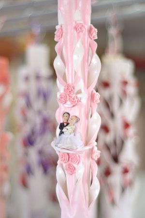 Lumanari nunta sculptate, cu figurina miri, cu trandafirasi din ceara  - roz
