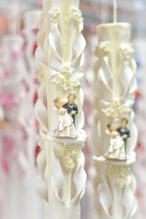 Lumanari nunta sculptate, cu exterior colorat, cu figurina miri, cu trandafirasi din ceara  - crem