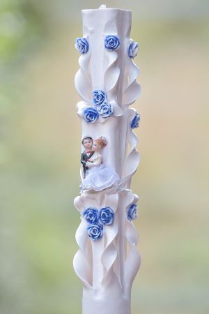 Lumanari sculptate albe, cu figurina miri, cu trandafirasi din ceara colorata - albastru
