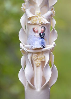 Lumanari nunta sculptate, cu figurina miri, cu trandafirasi din ceara  - crem