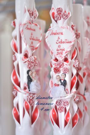Lumanari nunta sculptate , model 5 coloane, cu miez colorat,  cu figurina miri, cu trandafirasi si cu inima din ceara personalizata - rosu