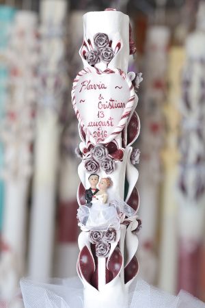 Lumanari nunta sculptate , model 5 coloane, cu miez colorat,  cu figurina miri, cu trandafirasi cu inima din ceara personalizata - grena