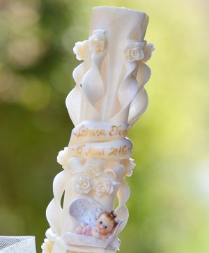 Lumanari botez sculptate, exterior colorat,  cu figurina bebelus,  trandafirasi din ceara - crem