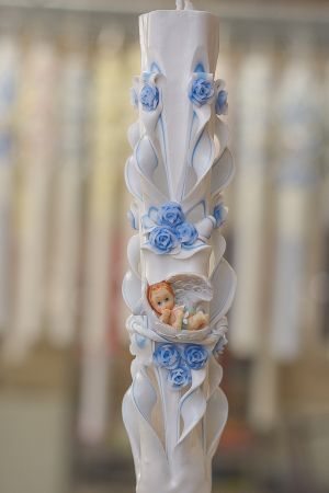 Lumanari botez sculptate, irizatie de culoare, cu figurina bebelus,   trandafirasi din ceara - bleo