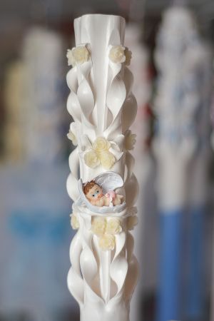Lumanari botez sculptate, cu figurina bebelus si cu  trandafirasi din ceara colorata  - crem
