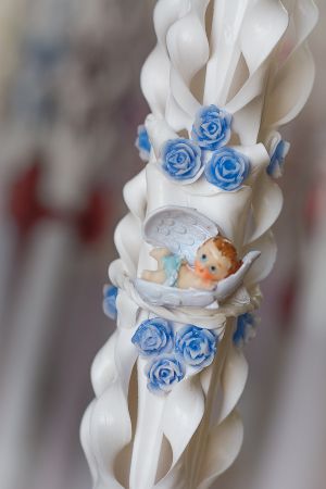 Lumanari botez sculptate, cu figurina bebelus si cu  trandafirasi din ceara colorata  - albastru