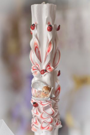 Lumanari botez sculptate, model 6 coloane clasic, cu figurina bebelus,  buburuze, combinatie culori somon si rosu