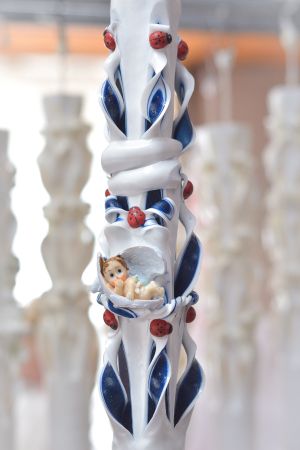 Lumanari botez sculptate, cu figurina bebelus,  buburuze, cu miez colorat bleumarin