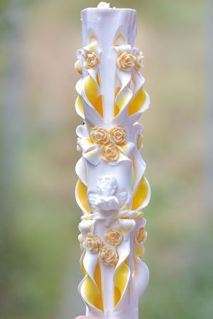 Lumanari botez sculptate, miez colorat, cu figurina din ceara,  trandafirasi din ceara -  galben