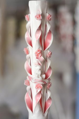 Lumanari botez sculptate, miez colorat, cu figurina din ceara,  trandafirasi din ceara - roz