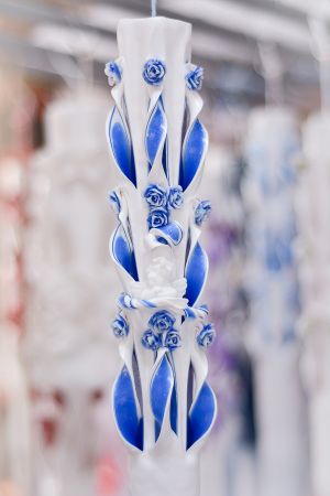 Lumanari botez sculptate, miez colorat, cu figurina din ceara,  trandafirasi din ceara -  albastru