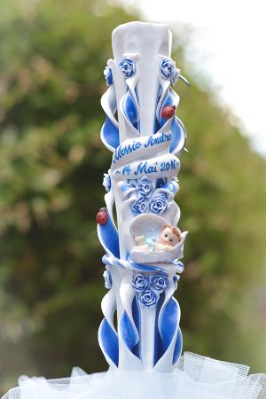 Lumanari botez sculptate, miez colorat, cu figurina bebelus,  trandafirasi din ceara - albastru