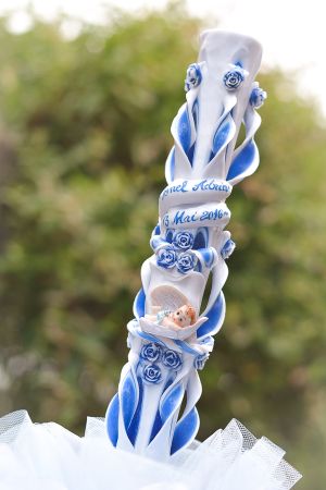 Lumanari botez sculptate, miez colorat, cu figurina bebelus,  trandafirasi din ceara - albastru