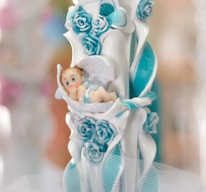Lumanari botez sculptate, miez colorat, cu figurina bebelus,  trandafirasi din ceara - turcoaz