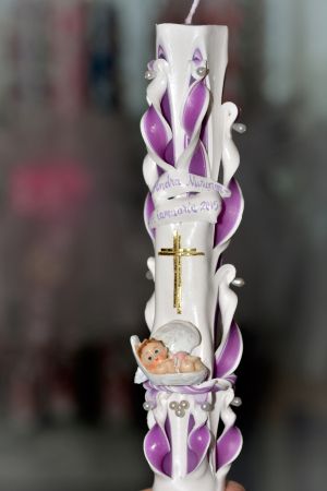 Lumanari botez sculptate, miez colorat  cu figurina bebelus,   cu perlute  -  mov si cu cruce aurie