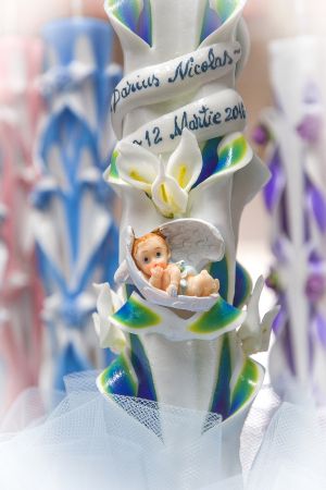 Lumanari botez sculptate, cu figurina bebelus, cu cale din ceara - culori ochi de paun
