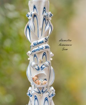 Lumanari botez sculptate, irizatie de culoare, cu figurina bebelus,   trandafirasi din ceara - bleumarin  si ivoy