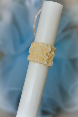 Lumanari  cilindru albe cu diametrul de 3.6 cm - cu brau floral - culoare la alegere