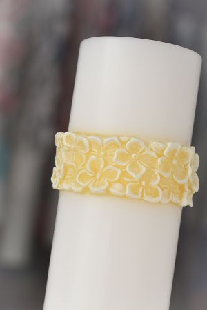Lumanari  cilindru albe cu diametrul de 7 cm - cu brau floral - culoare la alegere  