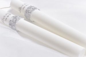 Lumanari  cilindru albe cu diametrul de  4.6 cm - cu brau floral - culoare la alegere  