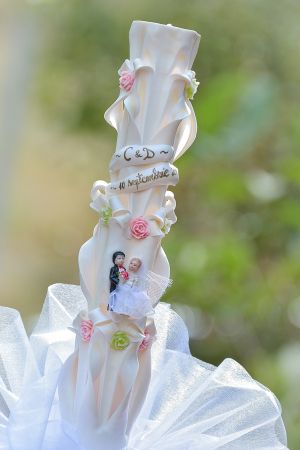 Lumanari nunta sculptate 6 coloane, alb cu figurina si trandafirasi din ceara roz si verde fistic