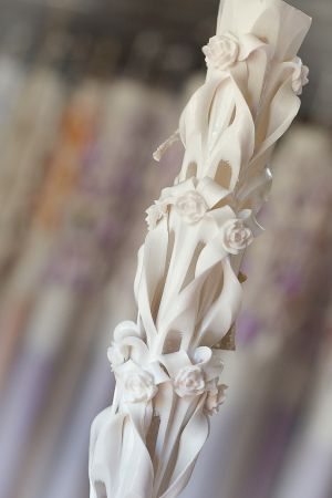 Lumanari sculptate 6 coloane, culoare alb cu trandafirasi din ceara