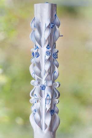 Lumanari sculptate 6 coloane, model clasic cu trandafirasi din ceara, irizatie de albastru