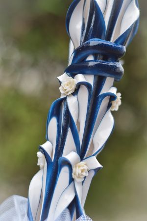 Lumanari sculptate 6 coloane, model floral cu trandafirasi din ceara, exterior bleumarin