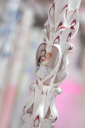 Lumanari nunta sculptate 6 coloane, cu perlute, cu figurina in inima modelata, irizatie grena