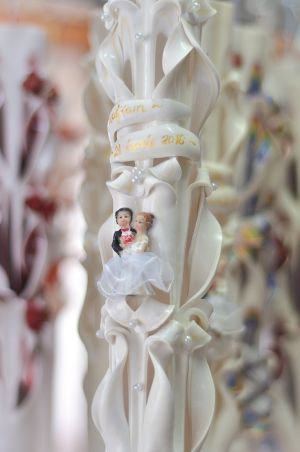 Lumanari nunta sculptate 6 coloane, cu perlute, cu figurina, irizatie crem cu ivory pe exterior