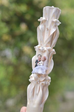 Lumanari nunta sculptate 6 coloane, cu perlute, cu figurina, irizatie crem cu ivory pe exterior