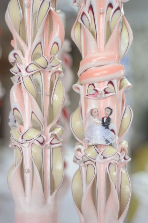 Lumanari nunta sculptate 6 coloane, cu perlute, cu figurina, miez aparent crem, irizatie grena si piersica pe exterior