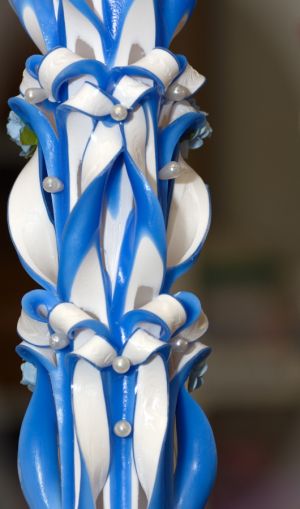 Lumanari sculptate 6 coloane, cu perlute, model floral, exterior albastru
