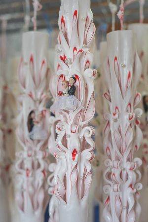 Lumanari nunta sculptate 6 coloane, cu perlute, cu figurina in inima modelata, irizatie rosu