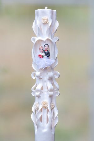 Lumanari nunta sculptate 6 coloane, irizatie de crem cu trandafirasi din ceara si cu figurina, model inima