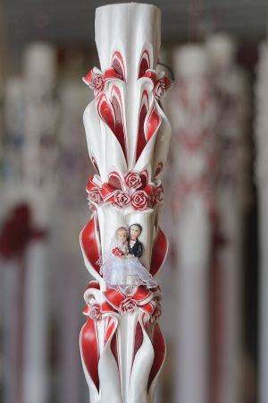 Lumanari nunta sculptate 6 coloane, miez rosu cu figurina si cu flori din ceara
