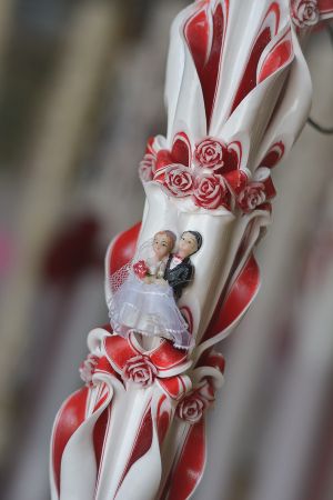 Lumanari nunta sculptate 6 coloane, miez rosu cu figurina si cu flori din ceara